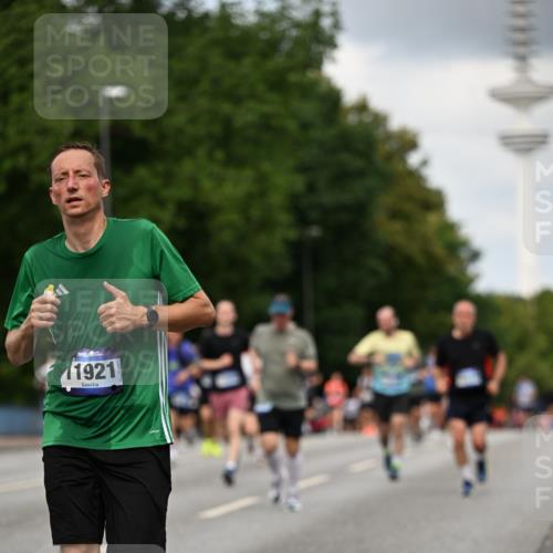 29.06.2025 - hella hamburg halbmarathon Dr. Thomas Lammeyer http://msf.ph/oto/8508788 29.06.2025 10:30:09 Kennedybrücke 1093, 1305, 1627, 1740, 2278, 3765, 3961, 3963, 4378, 5028, 6663, 6869, 8357, 9186, 11400 meine-sportfotos.de