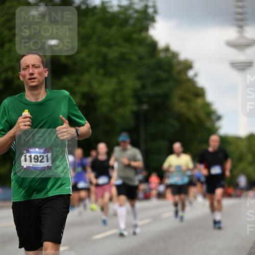 29.06.2025 - hella hamburg halbmarathon Dr. Thomas Lammeyer http://msf.ph/oto/8508792 29.06.2025 10:30:10 Kennedybrücke 1093, 1305, 1740, 2278, 3765, 3961, 3963, 4378, 5028, 6478, 6663, 6869, 8357, 9186, 10845, 10846, 11400 meine-sportfotos.de