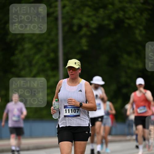 29.06.2025 - hella hamburg halbmarathon Dr. Thomas Lammeyer http://msf.ph/oto/8509059 29.06.2025 10:30:57 Kennedybrücke 1300, 1973, 2306, 2775, 3617, 4267, 4268, 4315, 4358, 4844, 5494, 6159, 6625, 6637, 6905, 7929, 8281, 8306, 8674, 8942, 9811, 10104, 11110, 11256 meine-sportfotos.de
