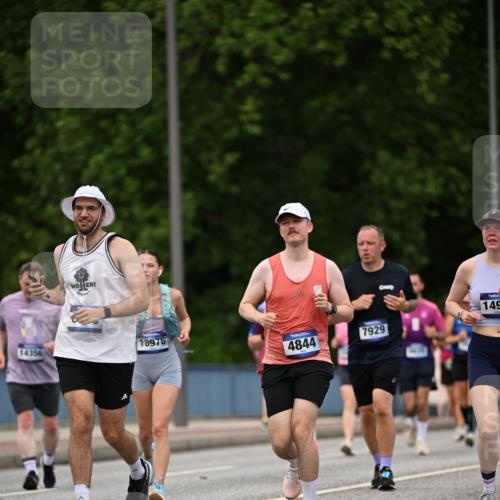29.06.2025 - hella hamburg halbmarathon Dr. Thomas Lammeyer http://msf.ph/oto/8509079 29.06.2025 10:31:00 Kennedybrücke 1300, 2306, 2775, 3617, 4267, 4268, 4315, 4358, 4844, 5494, 6159, 6625, 6637, 6905, 7929, 8281, 8306, 8674, 8942, 9811, 10077, 10104, 11110, 11256 meine-sportfotos.de