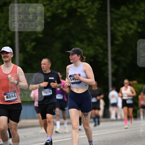 29.06.2025 - hella hamburg halbmarathon Dr. Thomas Lammeyer http://msf.ph/oto/8509094 29.06.2025 10:31:02 Kennedybrücke 1300, 1481, 2306, 2775, 3617, 4267, 4268, 4315, 4358, 4844, 5494, 6159, 6625, 6905, 7929, 8281, 8306, 8674, 8942, 9811, 10077, 10104, 11110, 11256 meine-sportfotos.de