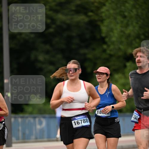 29.06.2025 - hella hamburg halbmarathon Dr. Thomas Lammeyer http://msf.ph/oto/8509136 29.06.2025 10:31:12 Kennedybrücke 1300, 1481, 2306, 2775, 3389, 4844, 6625, 6905, 7929, 8306, 8674, 9688, 10077, 10158, 11256 meine-sportfotos.de