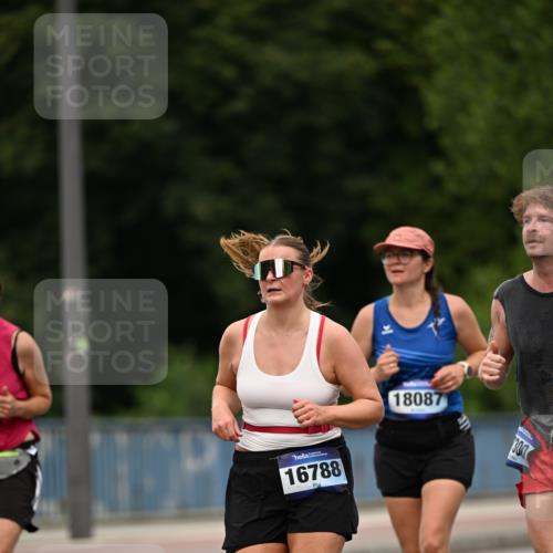 29.06.2025 - hella hamburg halbmarathon Dr. Thomas Lammeyer http://msf.ph/oto/8509138 29.06.2025 10:31:12 Kennedybrücke 1300, 1481, 2306, 2775, 3389, 4844, 6625, 6905, 7929, 8306, 8674, 9688, 10077, 10158, 11256 meine-sportfotos.de