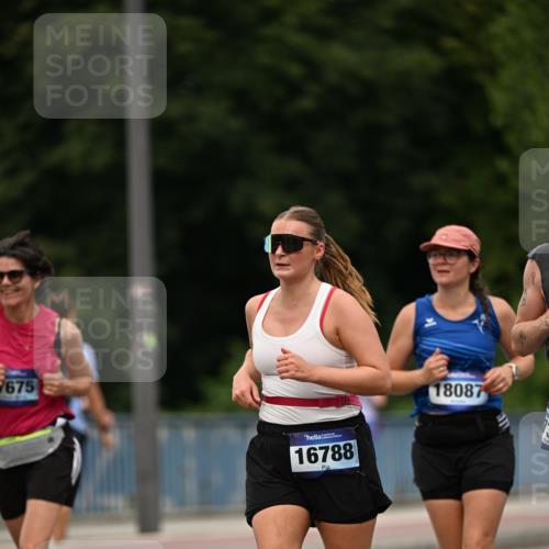 29.06.2025 - hella hamburg halbmarathon Dr. Thomas Lammeyer http://msf.ph/oto/8509141 29.06.2025 10:31:12 Kennedybrücke 1300, 1481, 2306, 2775, 3389, 4844, 6625, 6905, 7929, 8306, 8674, 9688, 10077, 10158, 11256 meine-sportfotos.de