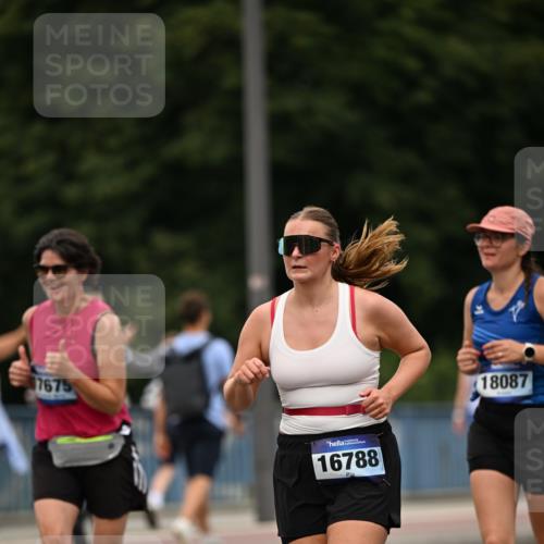 29.06.2025 - hella hamburg halbmarathon Dr. Thomas Lammeyer http://msf.ph/oto/8509144 29.06.2025 10:31:12 Kennedybrücke 1300, 1481, 2306, 2775, 3389, 4844, 6625, 6905, 7929, 8306, 8674, 9688, 10077, 10158, 11256 meine-sportfotos.de