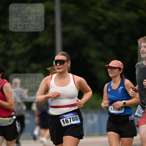 29.06.2025 - hella hamburg halbmarathon Dr. Thomas Lammeyer http://msf.ph/oto/8509147 29.06.2025 10:31:13 Kennedybrücke 1300, 1481, 2306, 2775, 3389, 4844, 6625, 6905, 7929, 8674, 9688, 10077, 10158, 11256 meine-sportfotos.de