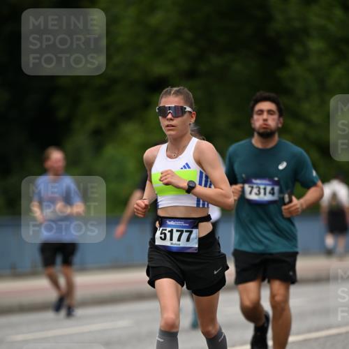 29.06.2025 - hella hamburg halbmarathon Dr. Thomas Lammeyer http://msf.ph/oto/8509287 29.06.2025 10:31:37 Kennedybrücke 2045, 2080, 2643, 3389, 4507, 4509, 5177, 5369, 5495, 5825, 6214, 7314, 7944, 7978, 8085, 8215, 9567, 10158, 10205 meine-sportfotos.de