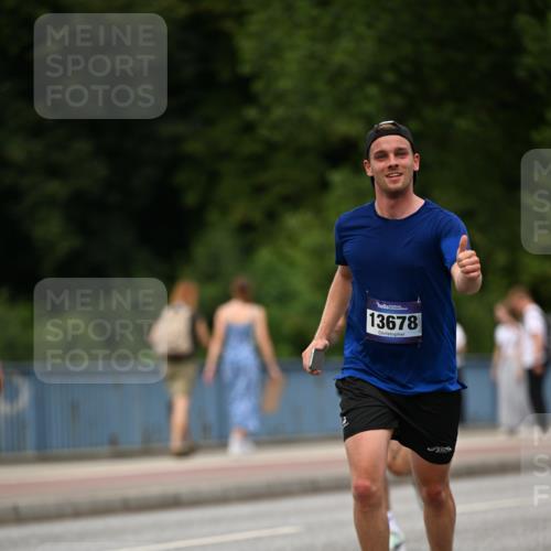 29.06.2025 - hella hamburg halbmarathon Dr. Thomas Lammeyer http://msf.ph/oto/8509365 29.06.2025 10:31:44 Kennedybrücke 1793, 2045, 2080, 2643, 4507, 4509, 5177, 5369, 5495, 5825, 6214, 7234, 7314, 7944, 7978, 8085, 8215, 9567, 10205 meine-sportfotos.de