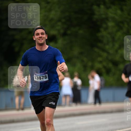 29.06.2025 - hella hamburg halbmarathon Dr. Thomas Lammeyer http://msf.ph/oto/8509371 29.06.2025 10:31:44 Kennedybrücke 1793, 2045, 2080, 2643, 4507, 4509, 5177, 5369, 5495, 5825, 6214, 7234, 7314, 7944, 7978, 8085, 8215, 9567, 10205 meine-sportfotos.de