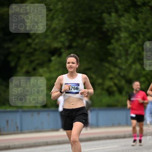 29.06.2025 - hella hamburg halbmarathon Dr. Thomas Lammeyer http://msf.ph/oto/8509463 29.06.2025 10:31:54 Kennedybrücke 1148, 1530, 1793, 2080, 2643, 4372, 5369, 5495, 5825, 5903, 7234, 7944, 7978, 8085, 8215, 8327, 9567 meine-sportfotos.de