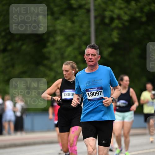 29.06.2025 - hella hamburg halbmarathon Dr. Thomas Lammeyer http://msf.ph/oto/8509472 29.06.2025 10:31:55 Kennedybrücke 1148, 1530, 1793, 2080, 2643, 4372, 5369, 5495, 5825, 5903, 7234, 7944, 7978, 8085, 8215, 8327, 9567 meine-sportfotos.de