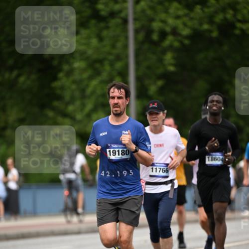 29.06.2025 - hella hamburg halbmarathon Dr. Thomas Lammeyer http://msf.ph/oto/8509633 29.06.2025 10:32:14 Kennedybrücke 1148, 1530, 4372, 5285, 5707, 5903, 5939, 7667, 7764, 7980, 8327, 9855, 10412, 10413 meine-sportfotos.de
