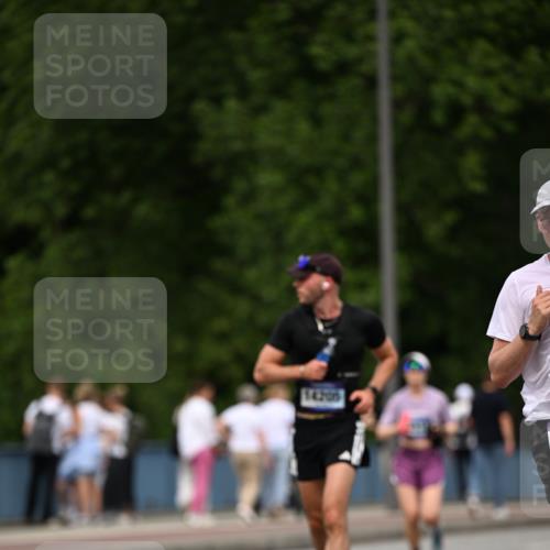 29.06.2025 - hella hamburg halbmarathon Dr. Thomas Lammeyer http://msf.ph/oto/8509817 29.06.2025 10:32:34 Kennedybrücke 4834, 5285, 5604, 5707, 5939, 6102, 6259, 6345, 7497, 7667, 7764, 7980, 9642, 9653, 9654, 9716, 9855, 10412, 10413 meine-sportfotos.de