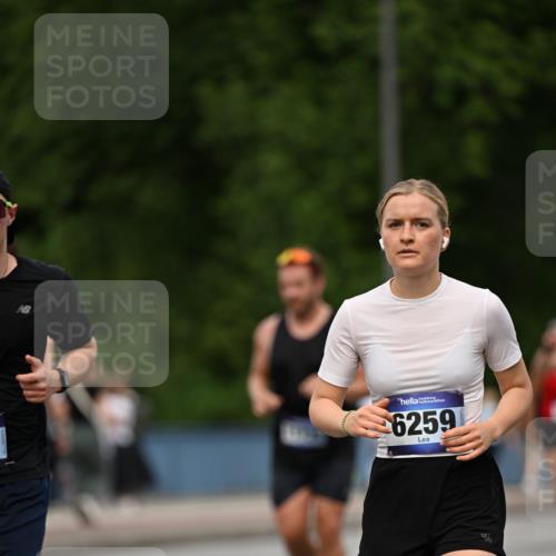 29.06.2025 - hella hamburg halbmarathon Dr. Thomas Lammeyer http://msf.ph/oto/8509897 29.06.2025 10:32:42 Kennedybrücke 2688, 3731, 4161, 4834, 5604, 6102, 6259, 6345, 7169, 7497, 9642, 9653, 9654, 9716, 10412, 10413 meine-sportfotos.de