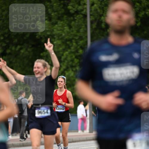 29.06.2025 - hella hamburg halbmarathon Dr. Thomas Lammeyer http://msf.ph/oto/8509927 29.06.2025 10:32:46 Kennedybrücke 2688, 3731, 4161, 4834, 5604, 5718, 6102, 6259, 6345, 7169, 8056, 9642, 9653, 9654, 9716, 10434, 10808 meine-sportfotos.de