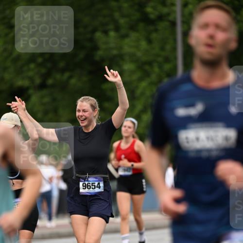 29.06.2025 - hella hamburg halbmarathon Dr. Thomas Lammeyer http://msf.ph/oto/8509930 29.06.2025 10:32:46 Kennedybrücke 2688, 3731, 4161, 4834, 5604, 5718, 6102, 6259, 6345, 7169, 8056, 9642, 9653, 9654, 9716, 10434, 10808 meine-sportfotos.de