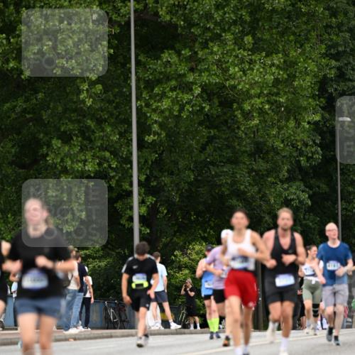 29.06.2025 - hella hamburg halbmarathon Dr. Thomas Lammeyer http://msf.ph/oto/8509932 29.06.2025 10:32:47 Kennedybrücke 2688, 3731, 4161, 4834, 5604, 5718, 6102, 6259, 6345, 7169, 8056, 9642, 9653, 9654, 9716, 10434, 10808 meine-sportfotos.de