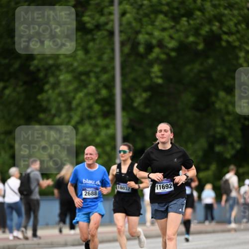 29.06.2025 - hella hamburg halbmarathon Dr. Thomas Lammeyer http://msf.ph/oto/8509948 29.06.2025 10:32:48 Kennedybrücke 2688, 3731, 4161, 4834, 5604, 5718, 6102, 6259, 6345, 7169, 8056, 9642, 9653, 9654, 9716, 10434, 10808 meine-sportfotos.de