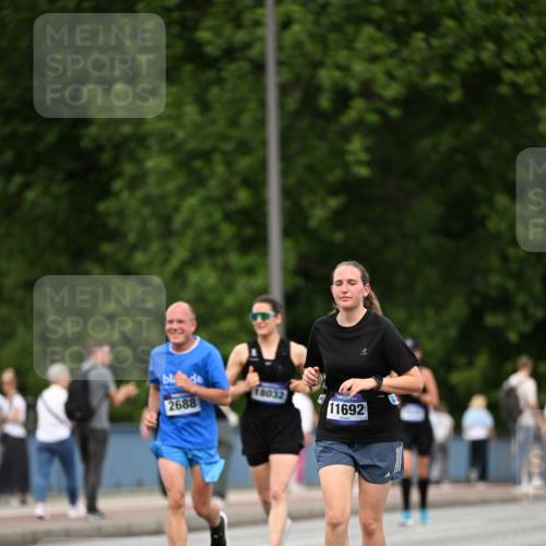 29.06.2025 - hella hamburg halbmarathon Dr. Thomas Lammeyer http://msf.ph/oto/8509950 29.06.2025 10:32:49 Kennedybrücke 2688, 3731, 4161, 4834, 5604, 5718, 6259, 6345, 7169, 8056, 9642, 9653, 9654, 9716, 10434, 10808 meine-sportfotos.de