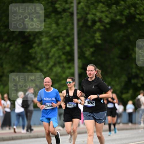 29.06.2025 - hella hamburg halbmarathon Dr. Thomas Lammeyer http://msf.ph/oto/8509955 29.06.2025 10:32:49 Kennedybrücke 2688, 3731, 4161, 4834, 5604, 5718, 6259, 6345, 7169, 8056, 9642, 9653, 9654, 9716, 10434, 10808 meine-sportfotos.de
