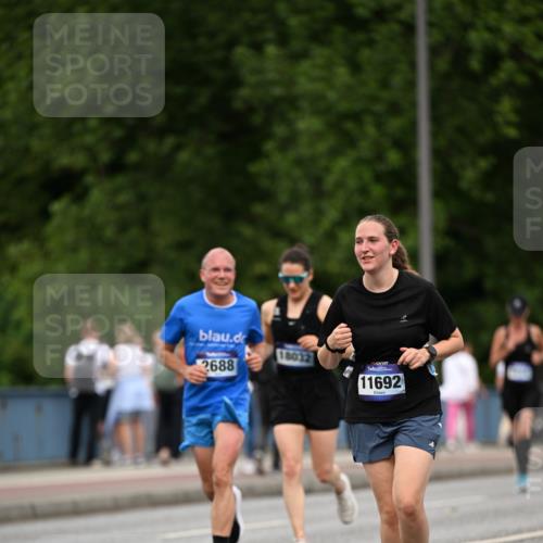 29.06.2025 - hella hamburg halbmarathon Dr. Thomas Lammeyer http://msf.ph/oto/8509968 29.06.2025 10:32:50 Kennedybrücke 2688, 3731, 4161, 4834, 5604, 5718, 6259, 6345, 7169, 8056, 9642, 9653, 9654, 9716, 10434, 10808 meine-sportfotos.de