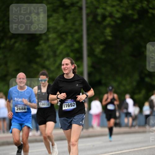 29.06.2025 - hella hamburg halbmarathon Dr. Thomas Lammeyer http://msf.ph/oto/8509969 29.06.2025 10:32:50 Kennedybrücke 2688, 3731, 4161, 4834, 5604, 5718, 6259, 6345, 7169, 8056, 9642, 9653, 9654, 9716, 10434, 10808 meine-sportfotos.de