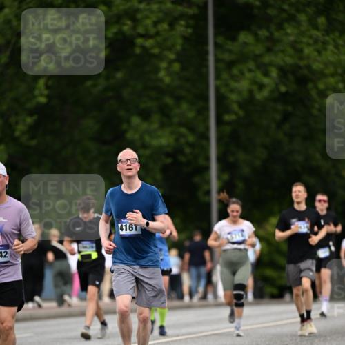 29.06.2025 - hella hamburg halbmarathon Dr. Thomas Lammeyer http://msf.ph/oto/8510026 29.06.2025 10:32:55 Kennedybrücke 2688, 3731, 4161, 5604, 5718, 6259, 6345, 7169, 8056, 9642, 9653, 9654, 9716, 10434, 10808 meine-sportfotos.de