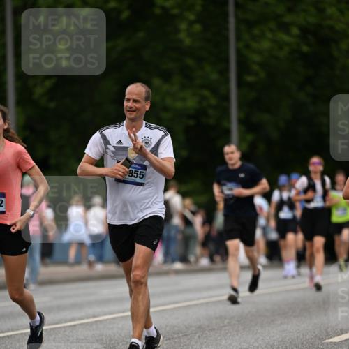29.06.2025 - hella hamburg halbmarathon Dr. Thomas Lammeyer http://msf.ph/oto/8510039 29.06.2025 10:33:05 Kennedybrücke 2010, 2688, 3179, 3717, 3731, 4161, 4373, 5167, 5718, 5847, 6632, 7169, 8056, 10434, 10808, 11249 meine-sportfotos.de