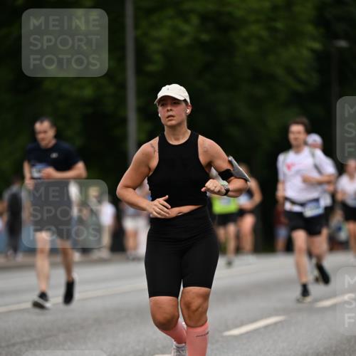 29.06.2025 - hella hamburg halbmarathon Dr. Thomas Lammeyer http://msf.ph/oto/8510055 29.06.2025 10:33:06 Kennedybrücke 2010, 3179, 3445, 3717, 3731, 4161, 4373, 5167, 5718, 5847, 6632, 7169, 8056, 10434, 10808, 11249 meine-sportfotos.de