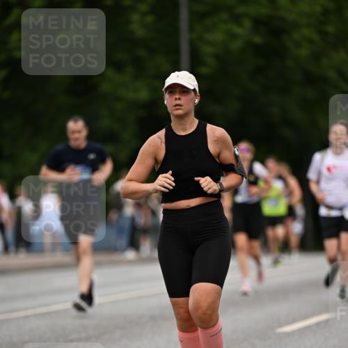 29.06.2025 - hella hamburg halbmarathon Dr. Thomas Lammeyer http://msf.ph/oto/8510061 29.06.2025 10:33:06 Kennedybrücke 2010, 3179, 3445, 3717, 3731, 4161, 4373, 5167, 5718, 5847, 6632, 7169, 8056, 10434, 10808, 11249 meine-sportfotos.de