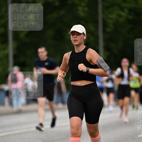 29.06.2025 - hella hamburg halbmarathon Dr. Thomas Lammeyer http://msf.ph/oto/8510068 29.06.2025 10:33:07 Kennedybrücke 2010, 3179, 3445, 3717, 3731, 4161, 4373, 5167, 5718, 5847, 6632, 7169, 8056, 9714, 10198, 10434, 10808, 11249 meine-sportfotos.de