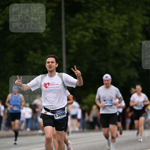 29.06.2025 - hella hamburg halbmarathon Dr. Thomas Lammeyer http://msf.ph/oto/8510086 29.06.2025 10:33:09 Kennedybrücke 1557, 2010, 3179, 3445, 3717, 3731, 4161, 4373, 5167, 5718, 5847, 6632, 8056, 9714, 10198, 10434, 10808, 11249 meine-sportfotos.de
