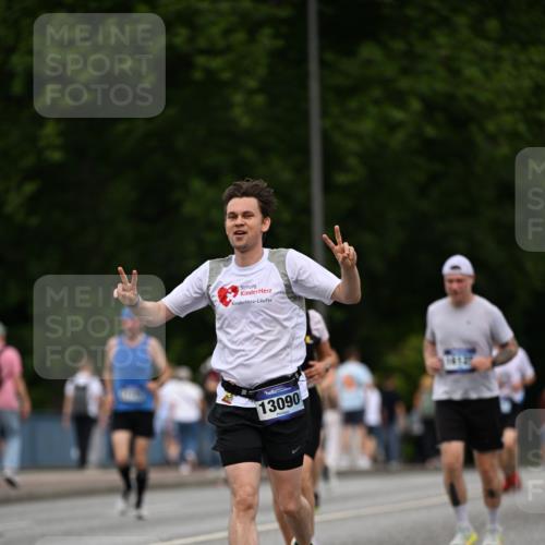 29.06.2025 - hella hamburg halbmarathon Dr. Thomas Lammeyer http://msf.ph/oto/8510087 29.06.2025 10:33:09 Kennedybrücke 1557, 2010, 3179, 3445, 3717, 3731, 4161, 4373, 5167, 5718, 5847, 6632, 8056, 9714, 10198, 10434, 10808, 11249 meine-sportfotos.de