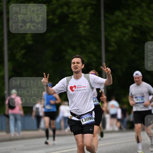 29.06.2025 - hella hamburg halbmarathon Dr. Thomas Lammeyer http://msf.ph/oto/8510088 29.06.2025 10:33:10 Kennedybrücke 1557, 2010, 3179, 3445, 3717, 4161, 4349, 4373, 5167, 5718, 5847, 6632, 8056, 9714, 10198, 10434, 10808, 11249 meine-sportfotos.de