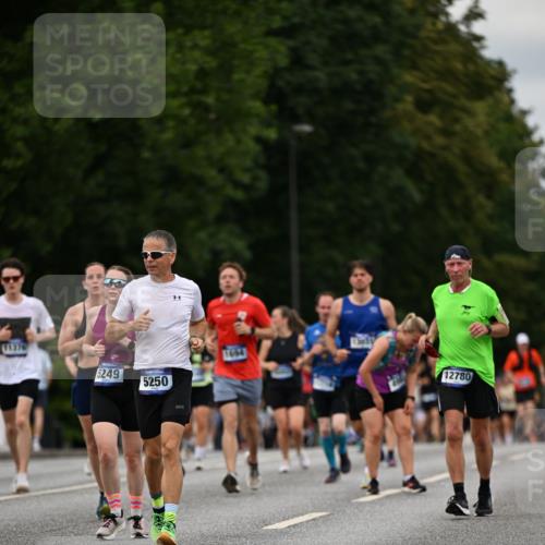29.06.2025 - hella hamburg halbmarathon Dr. Thomas Lammeyer http://msf.ph/oto/8510367 29.06.2025 10:33:36 Kennedybrücke 1518, 1557, 1694, 1869, 2699, 3311, 3445, 4349, 4362, 4395, 4700, 5063, 5249, 5250, 6285, 7832, 8388, 8560, 9714, 10068, 10198, 11269, 11376 meine-sportfotos.de