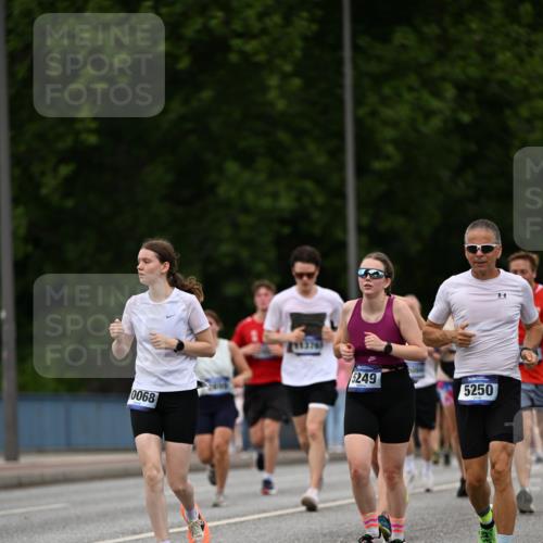 29.06.2025 - hella hamburg halbmarathon Dr. Thomas Lammeyer http://msf.ph/oto/8510374 29.06.2025 10:33:37 Kennedybrücke 1518, 1557, 1694, 1869, 2699, 3311, 4349, 4362, 4395, 4700, 4982, 5063, 5249, 5250, 5322, 6285, 7832, 8388, 8560, 9714, 10068, 10198, 11269, 11376 meine-sportfotos.de