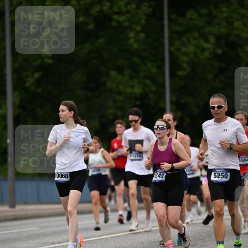 29.06.2025 - hella hamburg halbmarathon Dr. Thomas Lammeyer http://msf.ph/oto/8510377 29.06.2025 10:33:38 Kennedybrücke 1518, 1557, 1694, 1869, 2699, 3311, 4349, 4362, 4395, 4700, 4982, 5063, 5249, 5250, 5322, 6285, 7832, 8388, 8560, 10068, 10162, 11269, 11376 meine-sportfotos.de