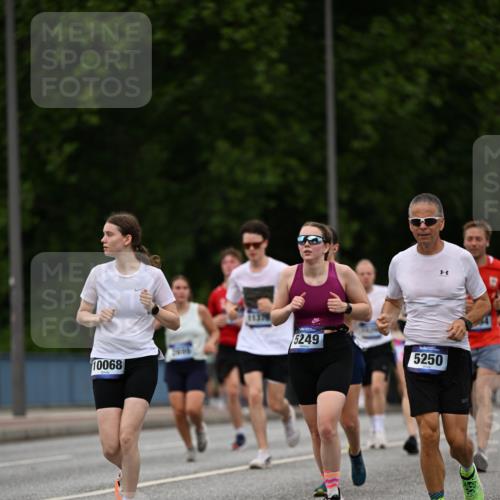 29.06.2025 - hella hamburg halbmarathon Dr. Thomas Lammeyer http://msf.ph/oto/8510379 29.06.2025 10:33:38 Kennedybrücke 1518, 1557, 1694, 1869, 2699, 3311, 4349, 4362, 4395, 4700, 4982, 5063, 5249, 5250, 5322, 6285, 7832, 8388, 8560, 10068, 10162, 11269, 11376 meine-sportfotos.de