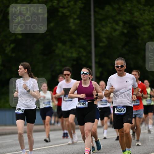 29.06.2025 - hella hamburg halbmarathon Dr. Thomas Lammeyer http://msf.ph/oto/8510380 29.06.2025 10:33:38 Kennedybrücke 1518, 1557, 1694, 1869, 2699, 3311, 4349, 4362, 4395, 4700, 4982, 5063, 5249, 5250, 5322, 6285, 7832, 8388, 8560, 10068, 10162, 11269, 11376 meine-sportfotos.de
