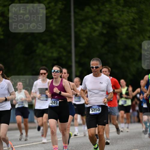 29.06.2025 - hella hamburg halbmarathon Dr. Thomas Lammeyer http://msf.ph/oto/8510386 29.06.2025 10:33:38 Kennedybrücke 1518, 1557, 1694, 1869, 2699, 3311, 4349, 4362, 4395, 4700, 4982, 5063, 5249, 5250, 5322, 6285, 7832, 8388, 8560, 10068, 10162, 11269, 11376 meine-sportfotos.de