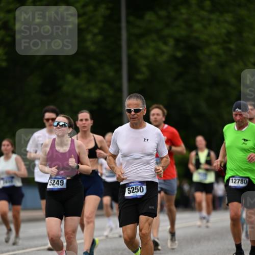 29.06.2025 - hella hamburg halbmarathon Dr. Thomas Lammeyer http://msf.ph/oto/8510398 29.06.2025 10:33:39 Kennedybrücke 1518, 1557, 1694, 1869, 2699, 3311, 4349, 4362, 4395, 4700, 4982, 5063, 5249, 5250, 5322, 6285, 7832, 8388, 8560, 10068, 10162, 11269, 11376 meine-sportfotos.de