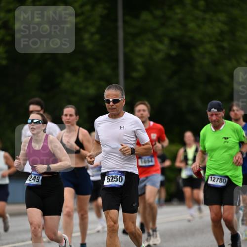 29.06.2025 - hella hamburg halbmarathon Dr. Thomas Lammeyer http://msf.ph/oto/8510399 29.06.2025 10:33:39 Kennedybrücke 1518, 1557, 1694, 1869, 2699, 3311, 4349, 4362, 4395, 4700, 4982, 5063, 5249, 5250, 5322, 6285, 7832, 8388, 8560, 10068, 10162, 11269, 11376 meine-sportfotos.de