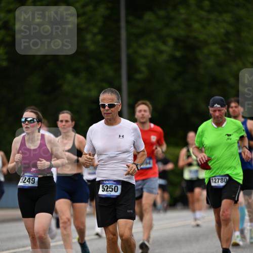 29.06.2025 - hella hamburg halbmarathon Dr. Thomas Lammeyer http://msf.ph/oto/8510400 29.06.2025 10:33:39 Kennedybrücke 1518, 1557, 1694, 1869, 2699, 3311, 4349, 4362, 4395, 4700, 4982, 5063, 5249, 5250, 5322, 6285, 7832, 8388, 8560, 10068, 10162, 11269, 11376 meine-sportfotos.de
