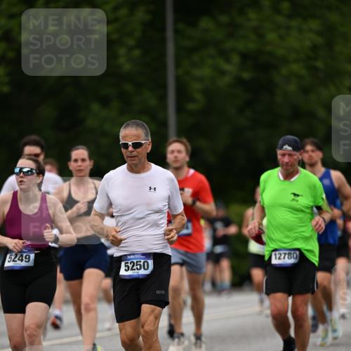 29.06.2025 - hella hamburg halbmarathon Dr. Thomas Lammeyer http://msf.ph/oto/8510406 29.06.2025 10:33:40 Kennedybrücke 1518, 1694, 1869, 2699, 3311, 4349, 4362, 4395, 4700, 4982, 5063, 5249, 5250, 5322, 6285, 7832, 8388, 8560, 10068, 10162, 11269, 11376 meine-sportfotos.de
