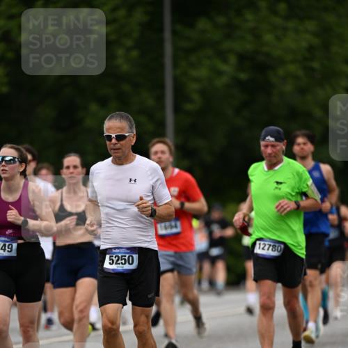 29.06.2025 - hella hamburg halbmarathon Dr. Thomas Lammeyer http://msf.ph/oto/8510407 29.06.2025 10:33:40 Kennedybrücke 1518, 1694, 1869, 2699, 3311, 4349, 4362, 4395, 4700, 4982, 5063, 5249, 5250, 5322, 6285, 7832, 8388, 8560, 10068, 10162, 11269, 11376 meine-sportfotos.de