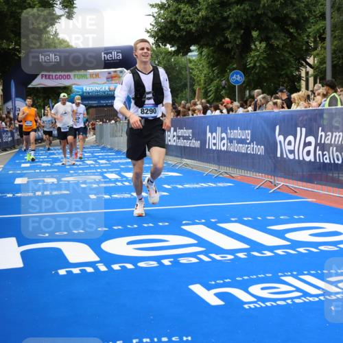 29.06.2025 - hella hamburg halbmarathon Strokosch-Dieckow http://msf.ph/oto/8512171 29.06.2025 10:58:11 Ziel 1563, 1595, 1611, 2907, 4319, 4426, 4592, 6104, 8290, 9230, 10408, 11645, 13666, 14631, 15125, 15189, 18068 meine-sportfotos.de