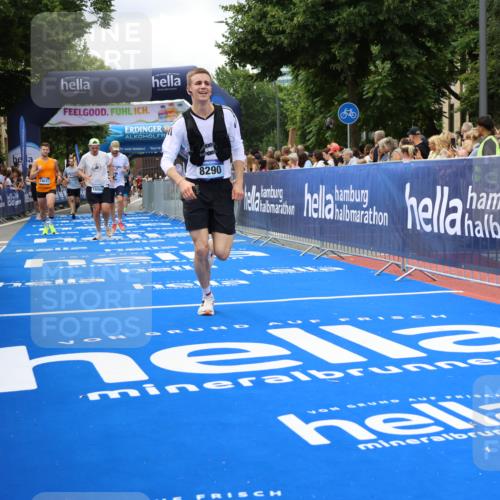 29.06.2025 - hella hamburg halbmarathon Strokosch-Dieckow http://msf.ph/oto/8512207 29.06.2025 10:58:11 Ziel 1563, 1595, 1611, 2907, 4319, 4426, 4592, 6104, 8290, 9230, 10408, 11645, 13666, 14631, 15125, 15189, 18068 meine-sportfotos.de