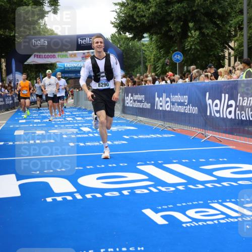 29.06.2025 - hella hamburg halbmarathon Strokosch-Dieckow http://msf.ph/oto/8512229 29.06.2025 10:58:11 Ziel 1563, 1595, 1611, 2907, 4319, 4426, 4592, 6104, 8290, 9230, 10408, 11645, 13666, 14631, 15125, 15189, 18068 meine-sportfotos.de