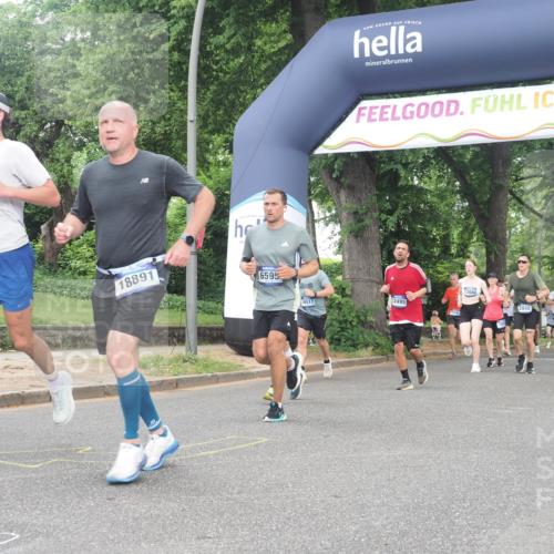 29.06.2025 - hella hamburg halbmarathon KatJ http://msf.ph/oto/8512476 29.06.2025 10:44:49 Zwischen KM18-KM19 1611, 2236, 2840, 6595, 7082 meine-sportfotos.de