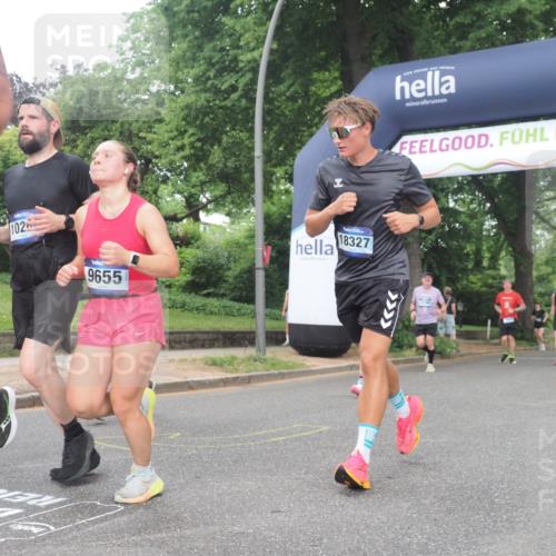 29.06.2025 - hella hamburg halbmarathon KatJ http://msf.ph/oto/8513456 29.06.2025 10:45:26 Zwischen KM18-KM19 2159, 4767, 7189 meine-sportfotos.de